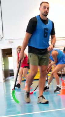 Enerjik sporcular, konilerde ustalıkla gezinip, dinamik spor salonunda takım çalışması ve becerilerini gösterirken, dostça rekabetin tadını çıkarıyorlar.