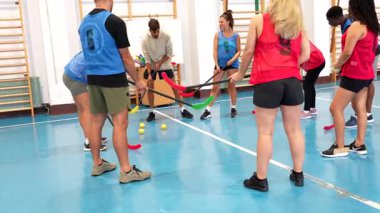 Spor salonu içinde stratejik oyun senaryoları üzerinde çalışan, yoğun antrenman yapan florbol sporcuları, beceri ve takım koordinasyonunu geliştiriyorlar.