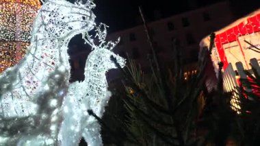 Parlayan ren geyiği heykelleri, Fransa 'nın süngü şehrindeki şenlikli atmosferi geceleri ışıl ışıl parlayan bir yılbaşı ağacıyla güçlendirir.