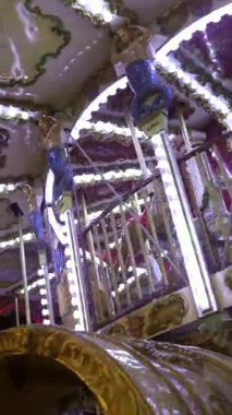 Sünnet, Fransa 'daki Noel pazarında renkli ışıklarıyla dönen atlı karınca.