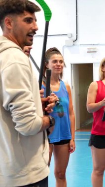 Sporcular sopayla antreman yapıyor, spor salonlarında zemindeki becerilerini geliştiriyor, antrenman sırasında takım çalışması ve koordinasyon sergiliyorlar.