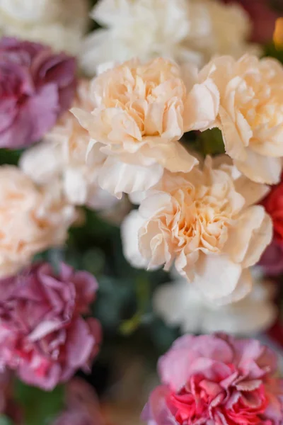 Hipnoz ve terracot karamel ile karanfil çiçek buketi