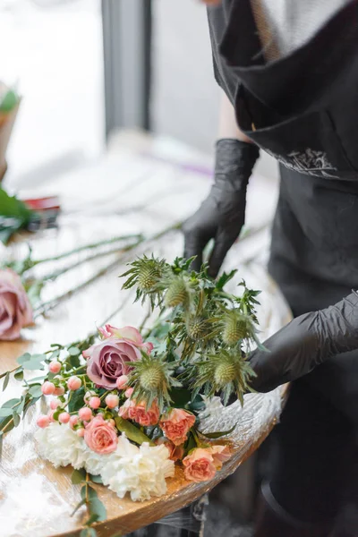 Çiçekçi yapmak bir çiçek buketi