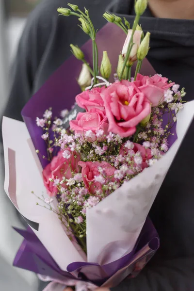 bir çiçek demeti tutan kız