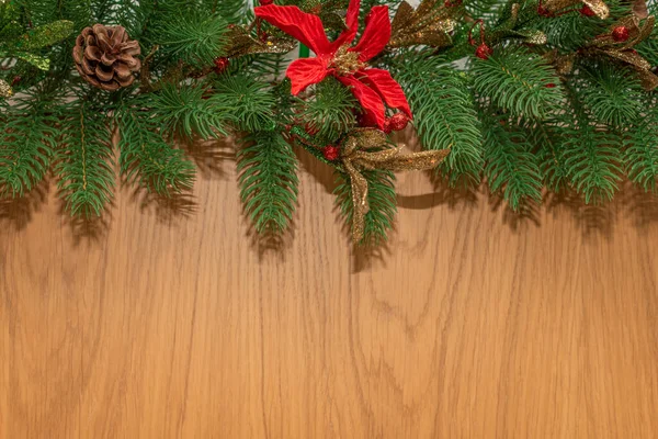 Kerst Achtergrond Met Sparren Takken Kerstversieringen Houten Plank Vlakke Lay — Stockfoto