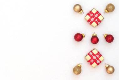 Kırmızı kurdeleli, kırmızı ve altın renkli Noel toplu iki Noel hediyesi kutusu. Yeni yıl tebrik kartı. Noel, yeni yıl konsepti. Kopya alanı ile düz uzanma biçimi.