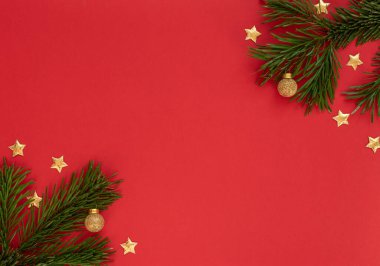 Noel, Yeni Yıl veya Kış kırmızı arka planda köknar ağacı dalları, altın toplar ve yıldızlar. Xmas ve yeni yıl tatili konsepti. Tebrik kartı ya da davetiye. Düz konum, kopyalama alanı ile üst görünüm biçimi.   