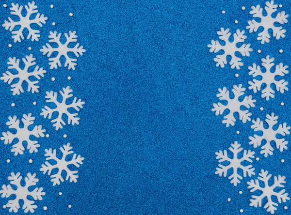 Різдвяний Або Зимовий Синій Фон Білими Сніжинками Намистинами Новорічний Вітальний — стокове фото