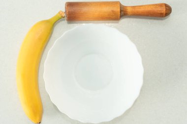 Kase, muz ve uyuşturucu satıcısı. Muzlu ve taze yaban mersinli yulaf lapası pişirme işlemi. Her sabah sağlıklı bir kahvaltı. Sağlıklı yaşam tarzı ve yemek, ev kavramları..