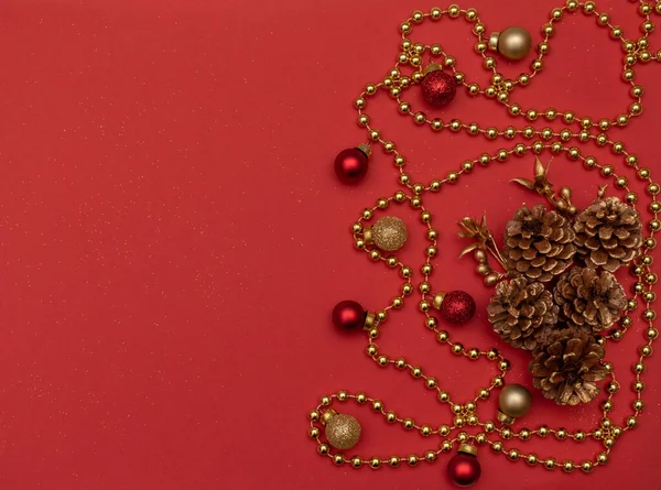 Noel Kırmızı Arka Planı Köknar Kozalakları Altın Boncuklar Noel Süslemeleri — Stok fotoğraf