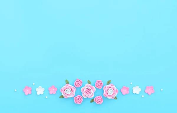 粉红色和白色的花 由芙蓉制成 绿叶和蓝色背景的白色珠子 母亲节 情人节 生日的概念 问候卡或邀请卡 复制空间 — 图库照片