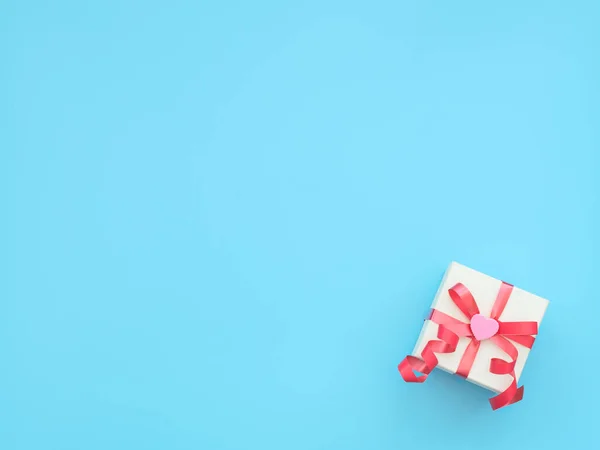 Caja Regalo Blanca Con Cinta Roja Corazón Rosa Sobre Fondo — Foto de Stock