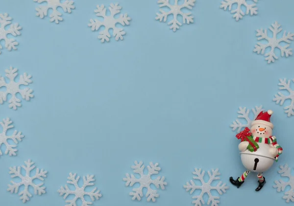 Weihnachtsblauer Hintergrund Mit Weihnachtsschmuck Und Weißen Schneeflocken Neujahrsgrußkarte Flache Verlegestile — Stockfoto