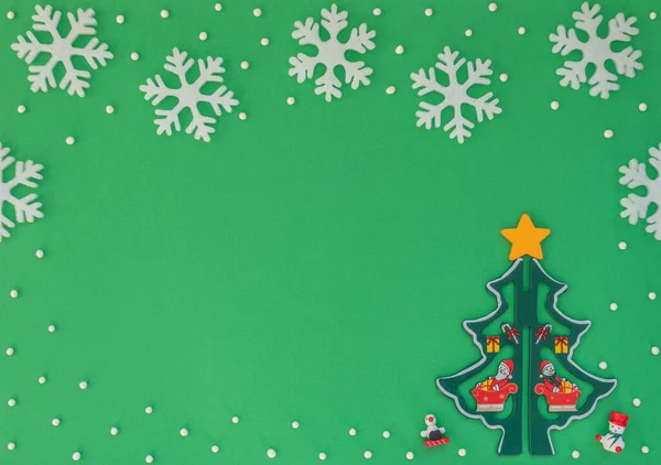 Різдвяний Зелений Фон Дерев Яною Ялинкою Білими Сніжинками Новорічна Листівка — стокове фото