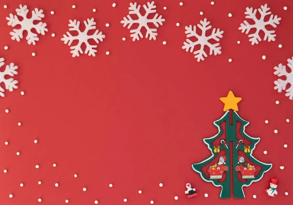 Різдвяний Червоний Фон Дерев Яною Ялинкою Білими Сніжинками Новорічна Листівка — стокове фото
