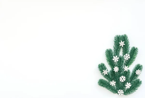 Kerst Nieuwjaar Winter Witte Achtergrond Met Dennenboom Kleine Witte Sneeuwvlokken — Stockfoto