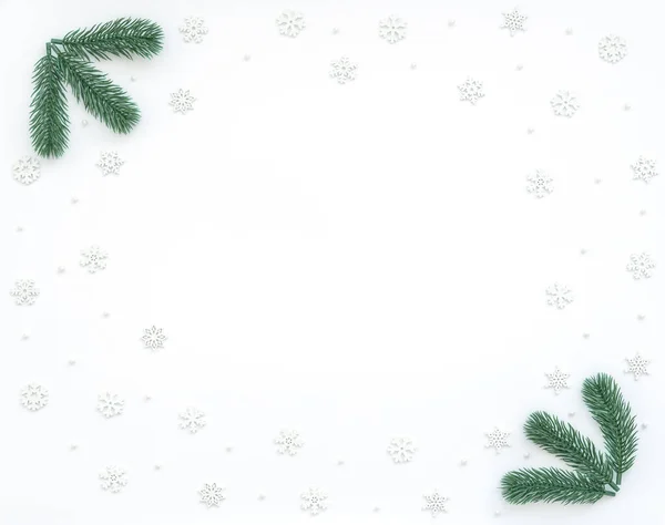 Χριστούγεννα Πρωτοχρονιά Χειμωνιάτικο Λευκό Φόντο Κλαδιά Ελάτης Μικρές Λευκές Νιφάδες — Φωτογραφία Αρχείου
