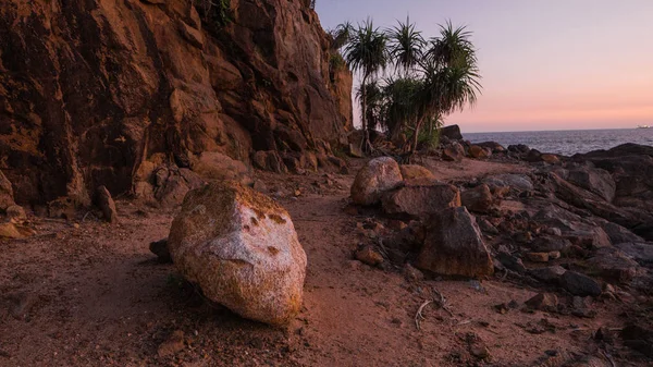 Paisagem Beira Mar Com Pedra Sobre Imagens De Bancos De Imagens Sem Royalties