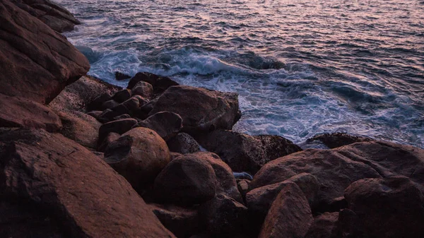 Spiaggia Lapidata Tramonto Con Onde Schiuma — Foto Stock