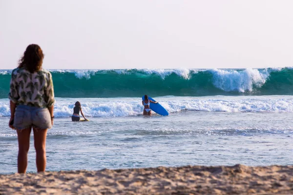 Beginner surfers op golven — Stockfoto