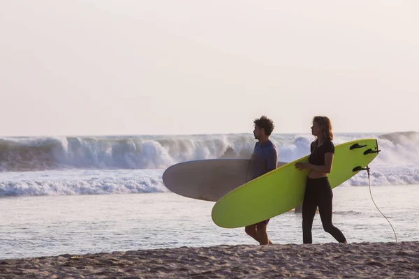 Surfer paar — Stockfoto