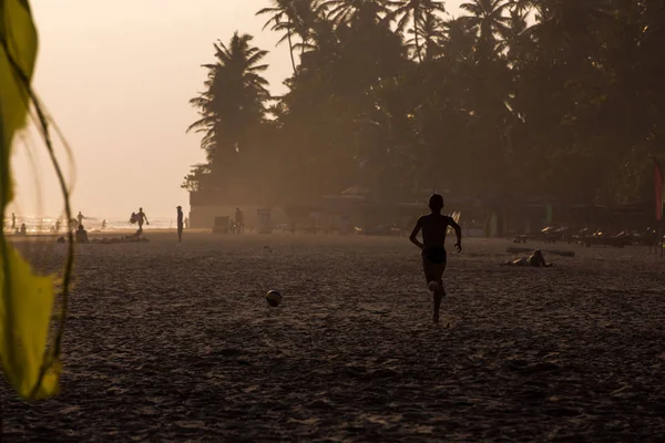 Niño Trenzado Voleibol Playa Costa Fotos De Stock Sin Royalties Gratis