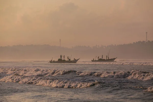 Pescador em barco Fotografias De Stock Royalty-Free