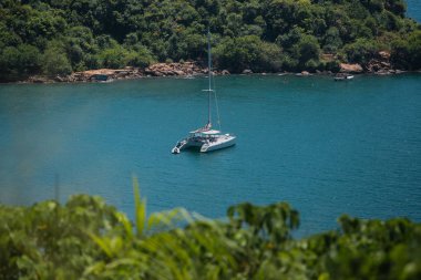 Gizli plaj, Sri-Lanka. Deniz ve Akdeniz kıyı şeridi.