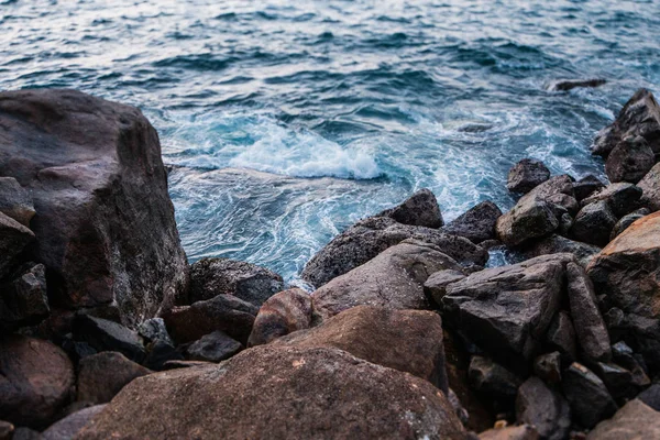 파도와 거품돌로 해변의 — 스톡 사진
