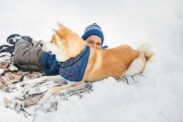 Niño Feliz Navidad Corriendo Jugando Con Perro Akita Inu Nieve —  Fotos de Stock