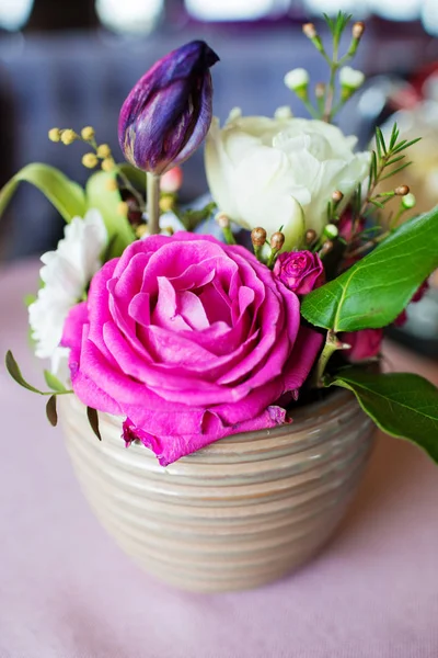 Flores Cor Rosa Num Vaso Lindo Buquê Vaso Bege Mesa — Fotografia de Stock
