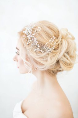 Güzellik düğün saç modeli. Gelin. Güzel saç modeli dikiz. Zarif saç modeli portre gelinle.