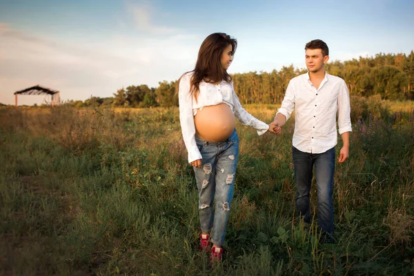 彼女の夫と妊娠中の女性 ヶ月の赤ちゃんを期待している若いカップル 自然の中を抱いて幸せな若い妊娠中のカップル — ストック写真