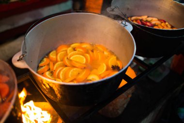 Sıcak gluhwein veya bir kazan, adil, yerel tedavi, sıcak ve baharatlı şarap mulled. Bir sıcak sağlıklı geleneksel narenciye içki Fuarı. Kış Festivali vitamin. Noel pazarı.