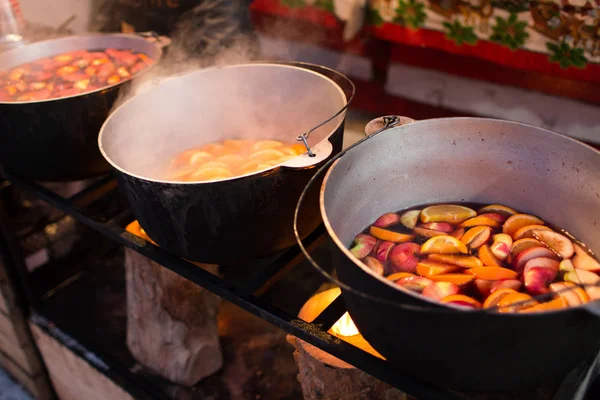 Sıcak gluhwein veya bir kazan, adil, yerel tedavi, sıcak ve baharatlı şarap mulled. Bir sıcak sağlıklı geleneksel narenciye içki Fuarı. Kış Festivali vitamin. Noel pazarı.