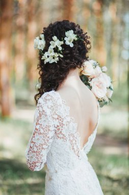 Gelin düğün elbise geri, çiçeklerle süslü saç ile duran. Düğün kavramı.
