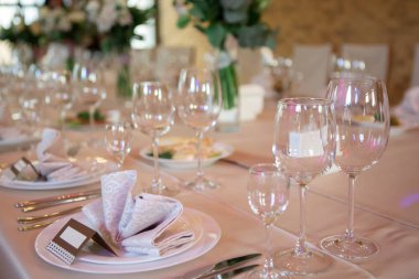 Düğün masa çiçekleri ile süslenmiş. Yemekten önce bir ziyafet için tablo ayarı. Bir tatil güzel sofra.