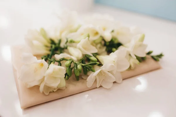 Envelope White Flowers Table Preparing Wedding Celebration Decoration Flowers Decorations — Stock Photo, Image