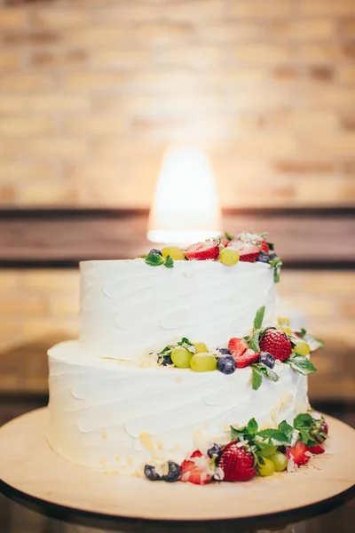 部分の果物とベリーの裸のウエディング ケーキです イチゴとベリーで白のウェディング ケーキ — ストック写真