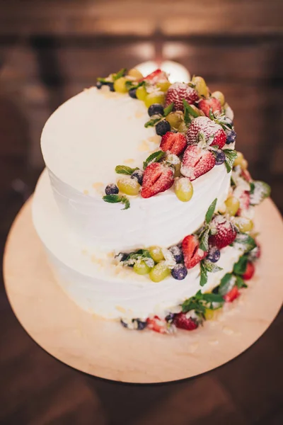 Три Части Обнаженного Свадебного Торта Фруктами Ягодами Белый Свадебный Торт — стоковое фото