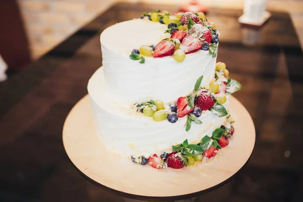 Три Части Обнаженного Свадебного Торта Фруктами Ягодами Белый Свадебный Торт — стоковое фото