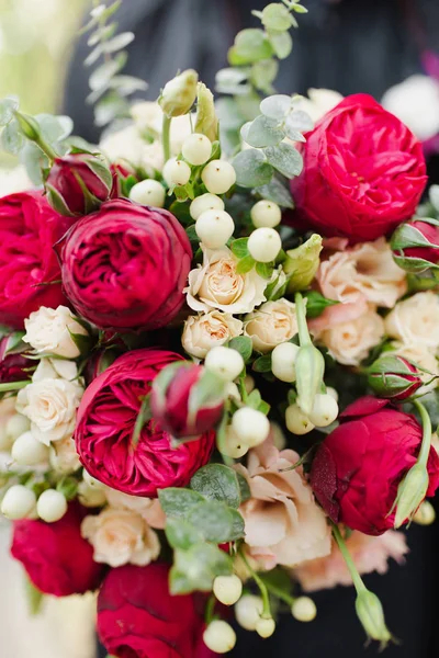 Belo Buquê Flores Vermelhas Brilhantes Com Rosas Bege Buquê Casamento — Fotografia de Stock