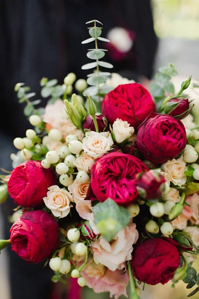 Belo Buquê Flores Vermelhas Brilhantes Com Rosas Bege Buquê Casamento — Fotografia de Stock