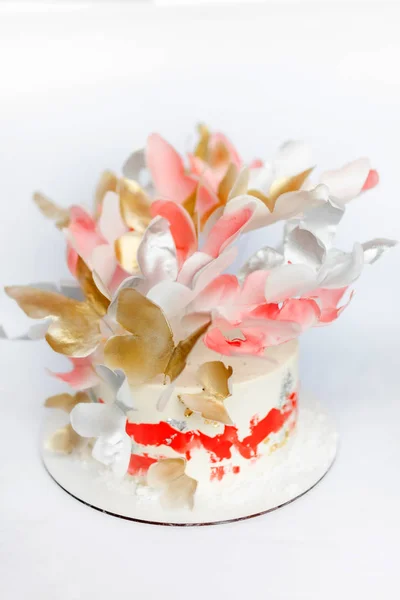 A wedding cake. Festive white cake with butterflies — ストック写真