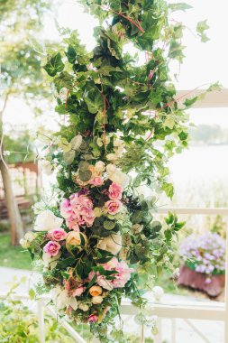 Gelin ve damat için güzel bir düğün kemeri ve süslemeleri. Düğün seremonisi. Düğün yeri. Misafirler için sandalyeler..