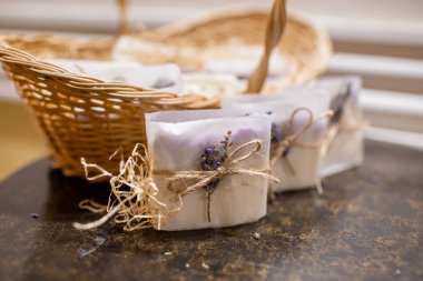 Hasır sepetteki lavanta sabunu ve tuz. Misafirler için bir hediye..