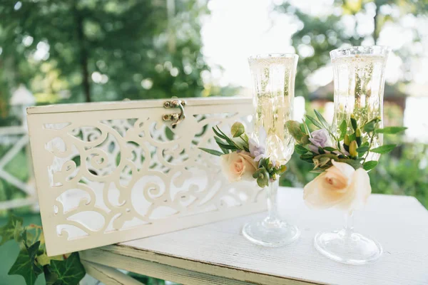 Два бокала шампанского для жениха и невесты. Свадебный декор из цветов . — стоковое фото