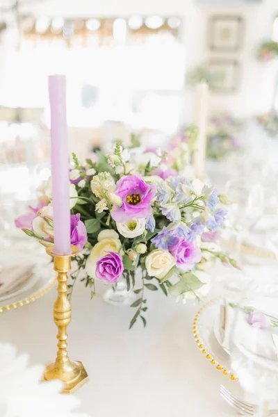 Цветочные свадебные украшения. Свадебный стол украшен свежими цветами. Свадебная флористика. Аромат с розами, эустомой и листьями эвкалипта. — стоковое фото
