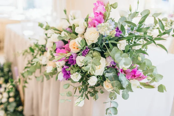 Decoração de casamento floral. Ambiente de mesa de casamento decorado com flores frescas. Floricultura de casamento. Buquê com rosas, eustoma e folhas de eucalipto. — Fotografia de Stock