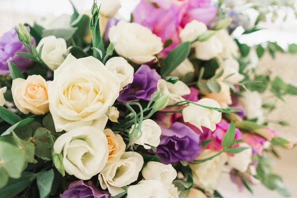 Decoração de casamento floral. Ambiente de mesa de casamento decorado com flores frescas. Floricultura de casamento. Buquê com rosas, eustoma e folhas de eucalipto. — Fotografia de Stock